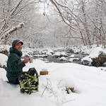 　奥入瀬渓流でティータイムを楽しむ「ＦＯＲＥＳＴＯＮ」の丹羽裕之さん＝２０２５年１２月、青森県十和田市