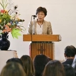 　児童養護施設「野の花の家」の創立記念式典であいさつする花崎みさを＝２０２３年５月、千葉県木更津市