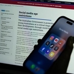 　携帯電話に表示された交流サイト（ＳＮＳ）のアプリ＝２０２５年１２月、オーストラリア・シドニー（ゲッティ＝共同）