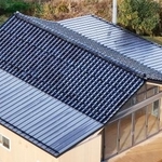 　能登瓦を再利用した集会所の屋根＝２０２４年１１月、石川県珠洲市（瓦バンク提供）