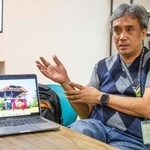 　「赤い家」の再建に必要な改修箇所を解説するジョエル・リコさん＝２０２５年１２月、マニラ（共同）