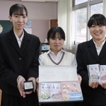 　規格外の真珠を使ったアクセサリーなどを手にする愛媛県立宇和島東高津島分校の山下ひかりさん（中央）ら＝宇和島市