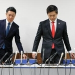 　緊急会議を終え、記者会見に臨む日本維新の会代表の吉村洋文大阪府知事（右）と副代表の横山英幸大阪市長＝１５日夜、大阪市中央区