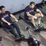 　米軍基地内で軍隊式の筋力トレーニングに参加する小泉防衛相（左）とヘグセス国防長官＝１５日、ワシントン近郊（ロイター＝共同）