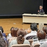 埼玉県が開いた住民説明会で専門家の説明を聴く参加者＝２０２５年１１月、八潮市