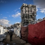 　１５日、ガザ北部ガザ市の近郊で、イスラエルによる攻撃で損壊した建物（ゲッティ＝共同）