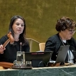 　第３委員会の決議について議論する会合を進行するベーアボック国連総会議長（左）＝２０２５年１２月、米ニューヨークの国連本部（国連提供）