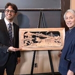 　米プリンストン大で「井波彫刻」の作品を囲む南部白雲さん（右）とカリム・サルジさん＝２０２５年１１月（中嶋勝彦さん提供）