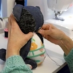 　テディベアを作る「たなごころ」の利用者＝２０２５年１２月、名古屋市