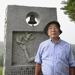 　太平洋戦争の終戦前後、宮崎県高千穂町の山中で起きた旧日本軍の戦闘機と米軍爆撃機が墜落した事故の平和祈念碑と工藤寛さん＝同町