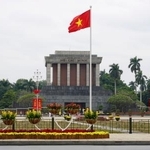 　ベトナム・ハノイのホーチミン廟近くでたなびく同国の国旗＝６日（共同）