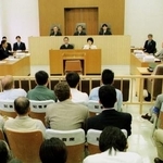 米兵による少女暴行事件の初公判が開かれた那覇地裁の法廷＝１９９５年１１月