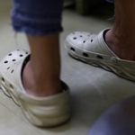 　診察を受けるミャンマー出身の女性＝東京都千代田区の結核予防会総合健診推進センター