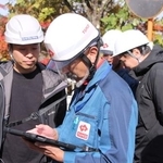 　ドローンを使い遠隔で送電線を確認する東京電力パワーグリッドの社員ら＝２０２５年１１月、埼玉県秩父市