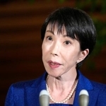 　衆院解散などについて、記者団の取材に応じる高市首相＝２３日午後５時５４分、首相官邸