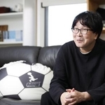 　インタビューに答える高橋陽一さん＝２０２５年１１月、東京都内