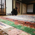 　三方舎が販売しているアフガニスタン製のじゅうたん＝２０２５年１２月、長野県松本市