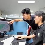 　スポーツで活用するＡＩの開発に取り組む名古屋大の藤井慶輔准教授（奥）＝２０２４年８月、名古屋市（同准教授提供）