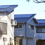 　屋根に太陽光パネルを備えた住宅＝２０２２年１月、さいたま市緑区