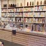 　「本屋とキッチン　よりまし堂」に並ぶ書籍＝２６日午後、東京都日野市