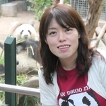 　米サンディエゴ動物園でパンダ（左奥）と写るジャーナリストの中川美帆さん＝２０１９年４月
