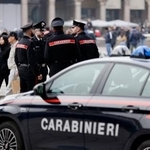 　イタリア・ミラノの大聖堂周辺で警戒する警察軍の隊員＝２９日（共同）