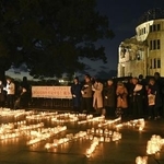 核兵器禁止条約の発効から５年を迎え、原爆ドーム前で開かれたキャンドルイベント＝１月２２日夕、広島市中区の平和記念公園