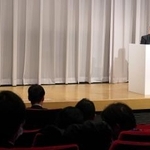 　フジテレビの清水賢治社長（右）の記者会見＝３０日午後、東京・台場