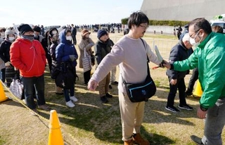 　自民党総裁の高市首相の街頭演説会場で実施されたボディーチェック＝２９日、神戸市