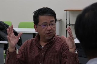 カキ養殖の研究について話す小池一彦教授＝２０２５年１２月４日、東広島市