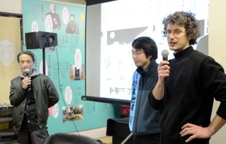 　「さいはてのキャバレー」を震災遺構として保存するよう訴えた出村正幸さん（左）のドキュメンタリー映画を製作しているトマゾ・バルベッタさん（右）＝２０２６年１月、東京都品川区