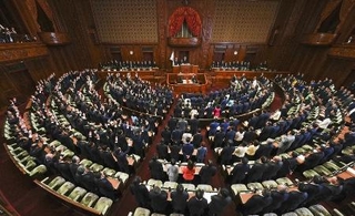 衆院が解散され、万歳する議員（左側）ら＝１月２３日午後１時４分、衆院本会議場