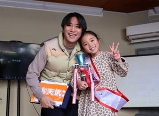 お天気クイズ大会小学生の部で優勝した石田千華さんと父親＝２０２５年１２月、東京都杉並区