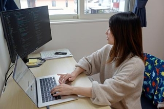 　自身が作成したアプリを操作する外山江里香さん＝１月、新潟県三条市