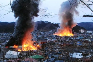 　津波の後、火災が発生した岩手県山田町の中心部＝２０１１年３月１１日午後５時４２分（同町提供）