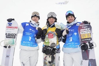 　スノーボードＷ杯ハーフパイプ開幕戦の男子で優勝した平野歩夢。左は２位の戸塚優斗、右は３位の平野流佳＝２０２５年１２月、中国の張家口・密苑（共同）