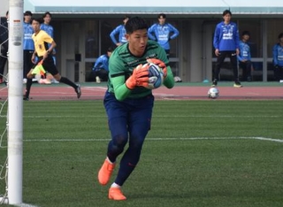 宮崎キャンプの練習試合でプレーする鹿島の早川＝１月、宮崎市