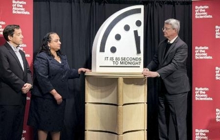 　人類滅亡と見立てた午前０時までの残り時間を示す「終末時計」。残り時間が「８５秒」と１月２７日に発表され、過去最短だった２０２５年から４秒縮まった＝ワシントン（ロイター＝共同）