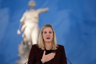 　ギリシャ・オリンピアで開催されたミラノ・コルティナ冬季五輪の聖火採火式でスピーチするＩＯＣのコベントリー会長＝２０２５年１１月（ＡＰ＝共同）