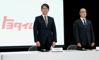 　記者会見に臨むトヨタ自動車の佐藤恒治社長（左）と、次期社長就任が決まった執行役員の近健太氏＝６日午後、東京都文京区