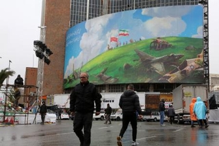 　反米を訴える巨大な掲示板＝４日、イラン・テヘラン（ゲッティ＝共同）