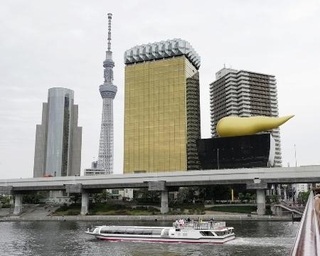 　アサヒグループＨＤの本社ビル（中央）＝２０２５年１０月、東京都墨田区