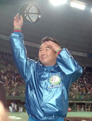 １９９８年１０月、横浜との日本シリーズ第３戦で勝利し、ファンに手を振る東尾修さん＝西武ドーム