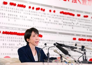 　メディアのインタビューに答える自民党総裁の高市首相＝８日午後１０時２分、東京・永田町の党本部