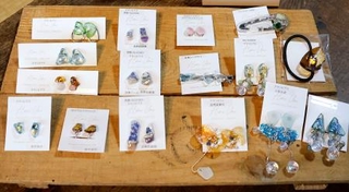 　下野さつきさんが海洋ごみで作ったアクセサリー＝富山県氷見市