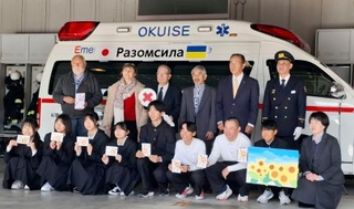 　紀勢地区広域消防組合から引き渡された救急車＝１月、三重県大台町（サンパンサ提供）