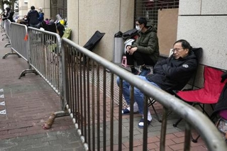 　蘋果日報の創業者、黎智英氏の量刑言い渡し傍聴のため、前日から裁判所周辺に並ぶ人たち＝８日、香港（共同）