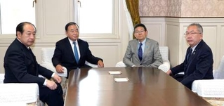　会談に臨む自民党の梶山国対委員長（中央左）と中道改革連合の笠共同国対委員長（同右）ら＝１０日午後、国会