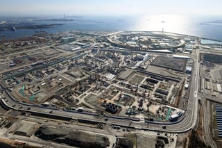 　統合型リゾート施設の開業が予定されている大阪市此花区の夢洲。右奥は大阪・関西万博の会場跡地