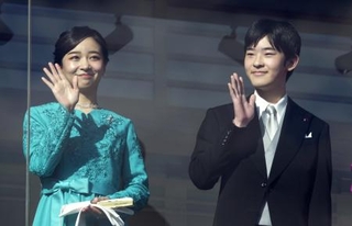 　新年一般参賀で、集まった人たちに手を振られる佳子さまと悠仁さま＝１月、宮殿・長和殿